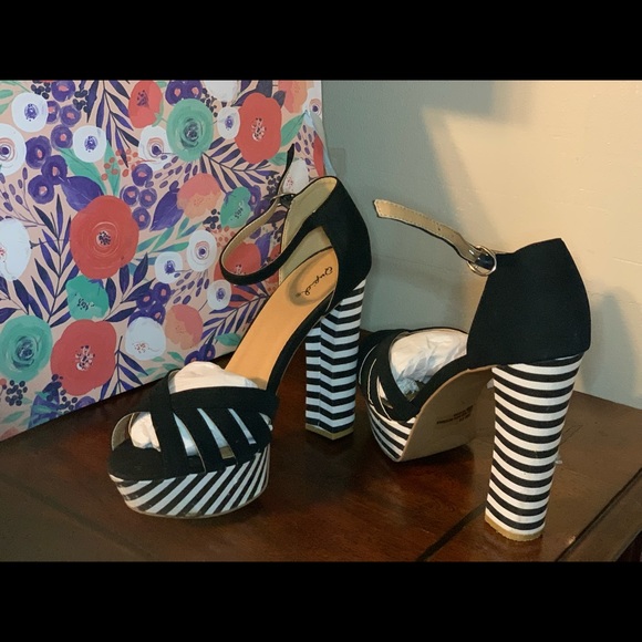 Black & White Sandals - Picture 3 of 3